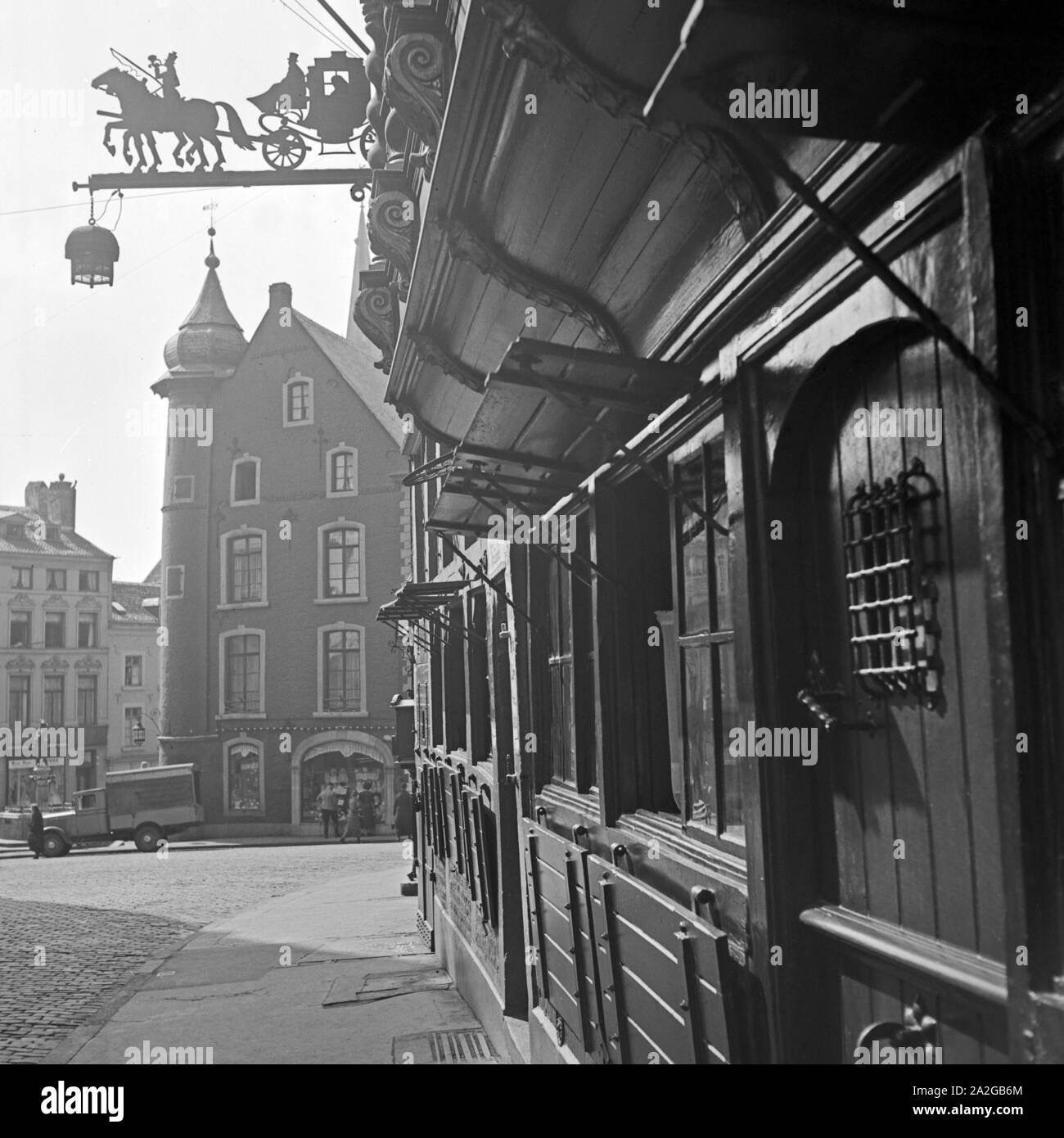 Der Eingang des Wirtshausschild mit kleinen Restaurants Postwagen dans der Alte Rathausstraße 6 à Aix-la-Chapelle, Deutschland 1930 er Jahre. Entrée et affiche de porte du petit restaurant 'Postwagen' à Kraemerstraße street à Aix-la-Chapelle, Allemagne 1930. Banque D'Images