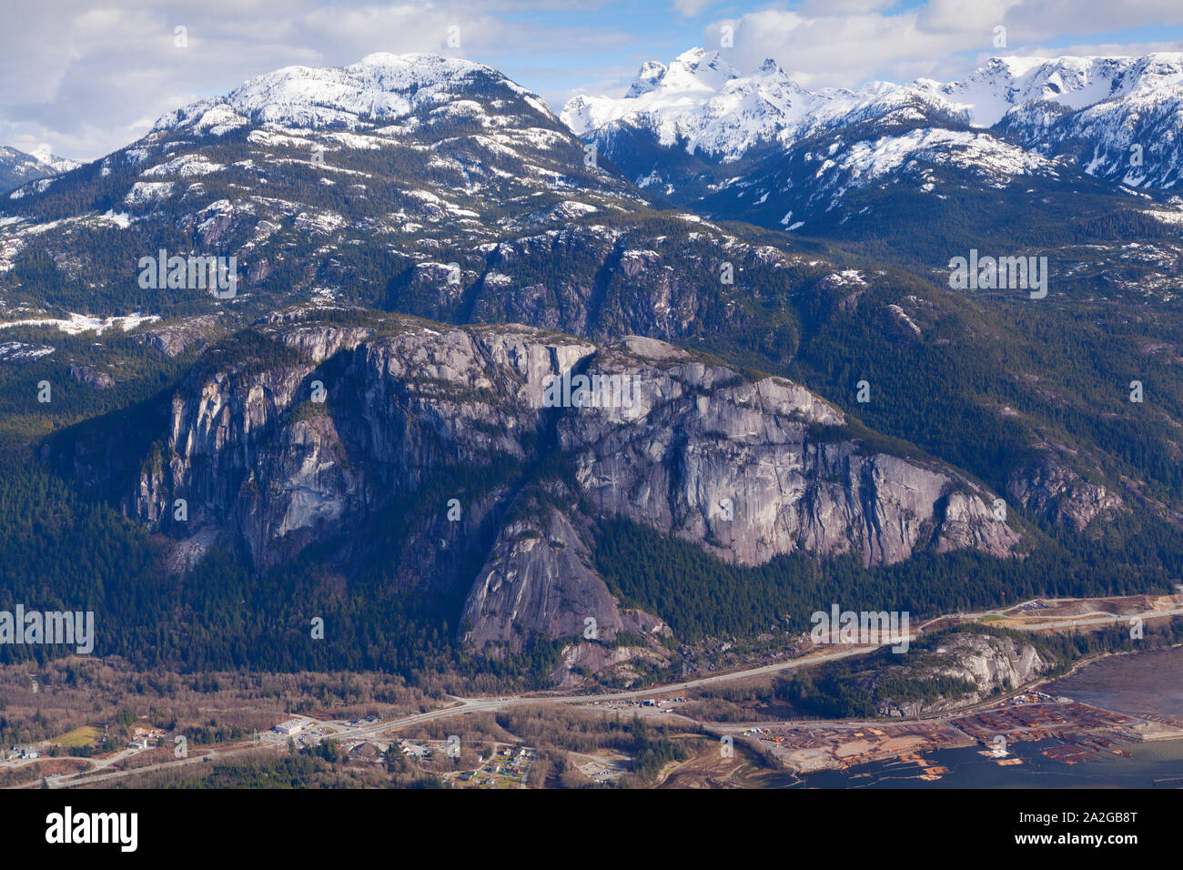 Vue aérienne de la côte de la C.-B. et Stawamus Chief montagnes derrière. L'exploitation forestière et de Squamish, le tri dans l'avant-plan. Banque D'Images