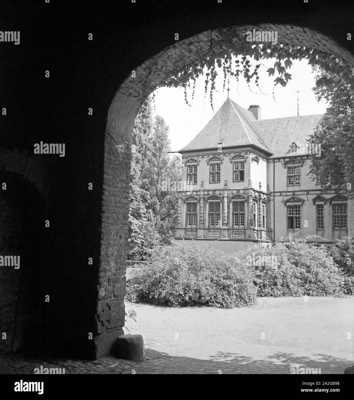 Innenhof von Schloss Rheydt à Gladbach, Deutschland 1930 er Jahre. Cour du château Schloss Rheydt à Gladbach, Allemagne 1930. Banque D'Images