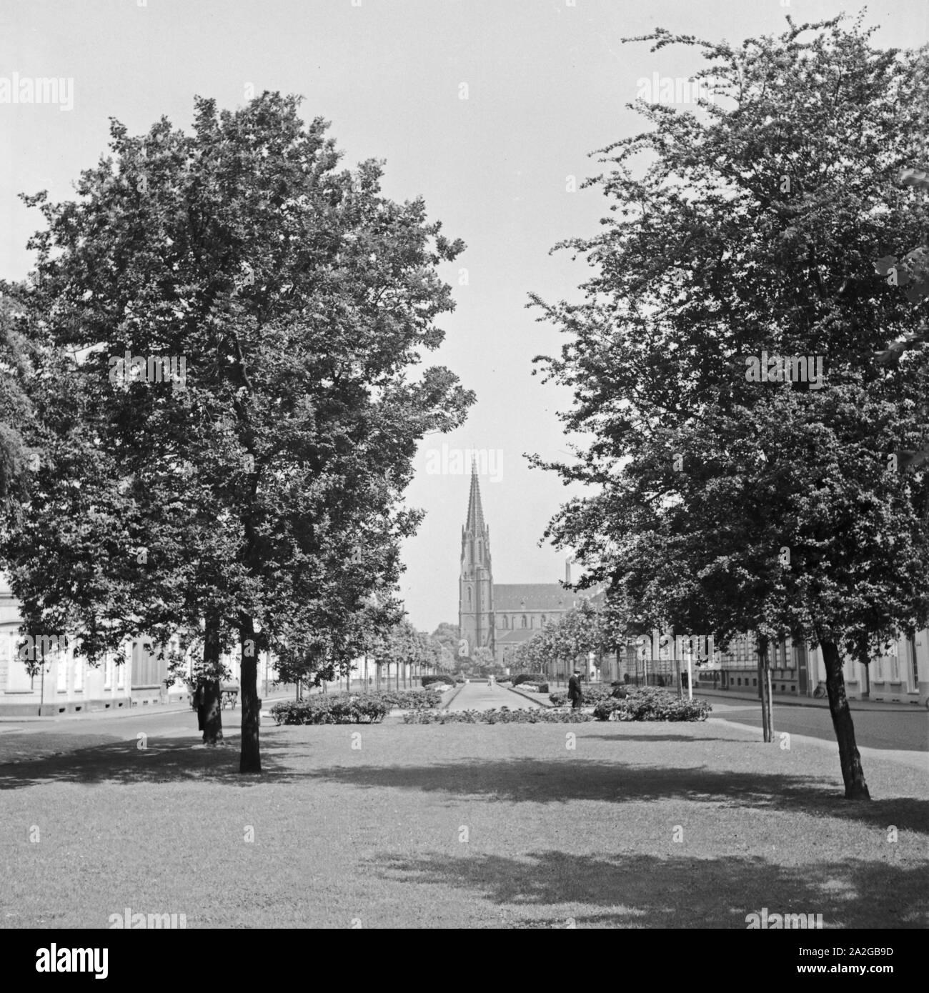 Der Westwall à Krefeld mit der Johanneskirche im Hintergrund, Deutschland 1930 er Jahre. L'église Johanneskirche Westwall square avec en arrière-plan à Krefeld, Allemagne 1930. Banque D'Images