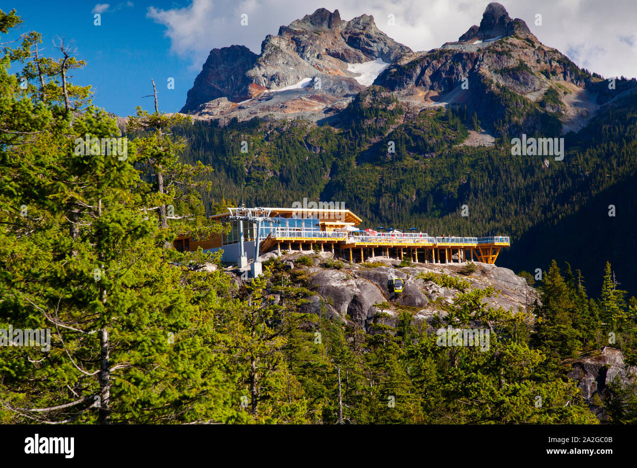 L'hôtel summit lodge de la gondole avec Sky Pilot montagne qui pèse sur elle, Squamish, BC. Banque D'Images