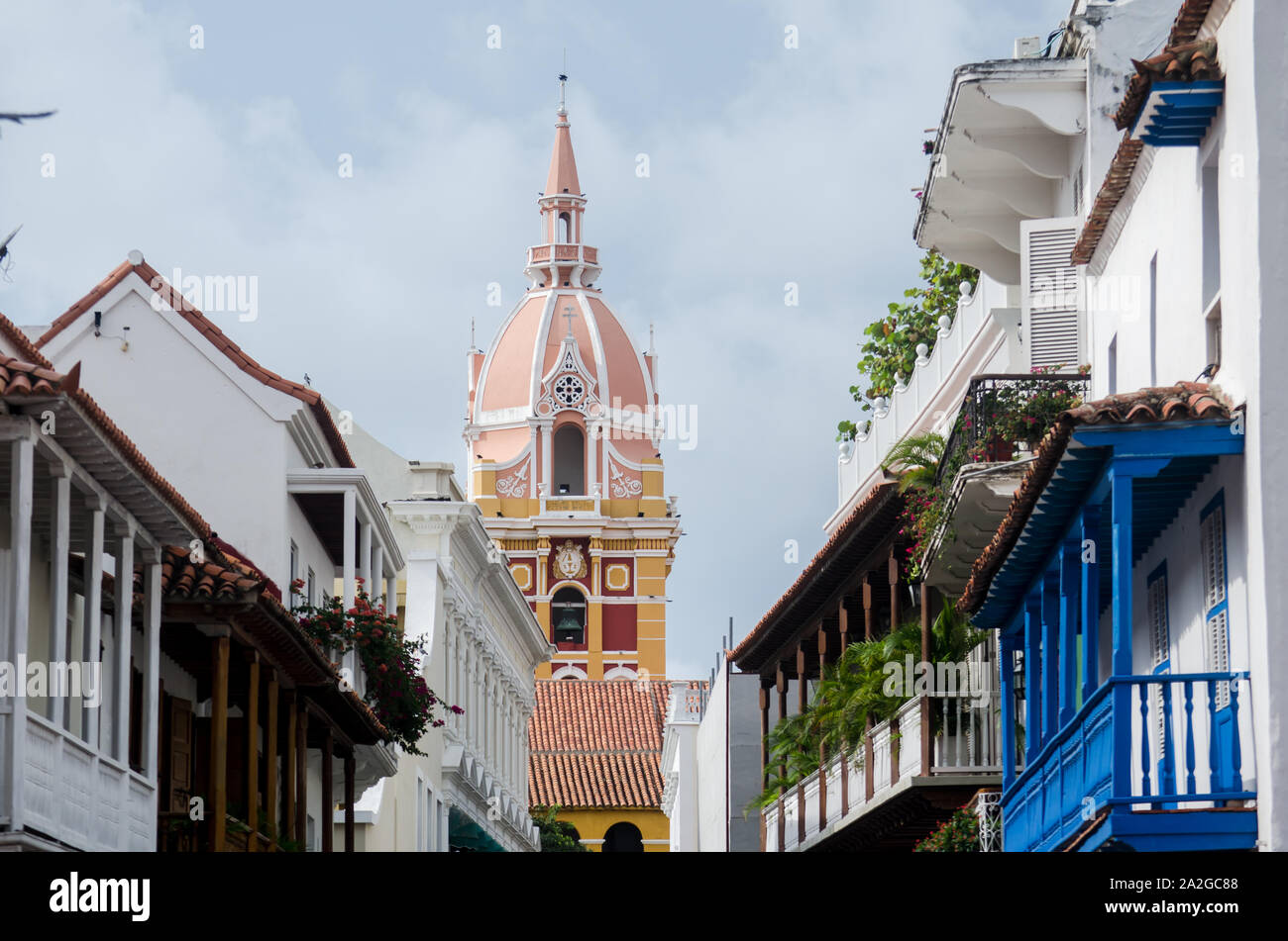 Cathédrale de Sainte Catherine d'Alexandrie apparaît dans l'horizont entre les balcons coloniaux de Carthagène Banque D'Images