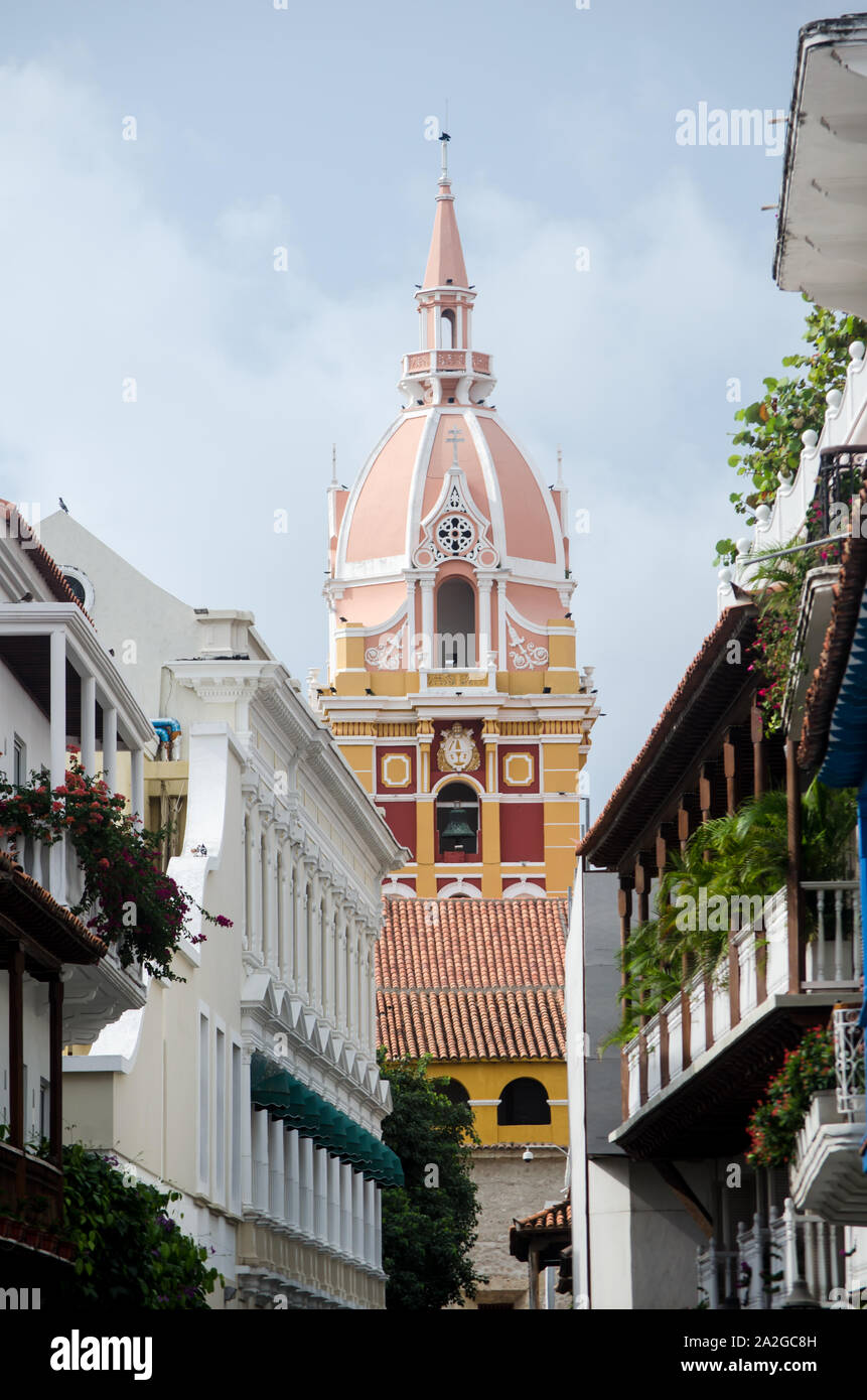 Cathédrale de Sainte Catherine d'Alexandrie apparaît dans l'horizont entre les balcons coloniaux de Carthagène Banque D'Images