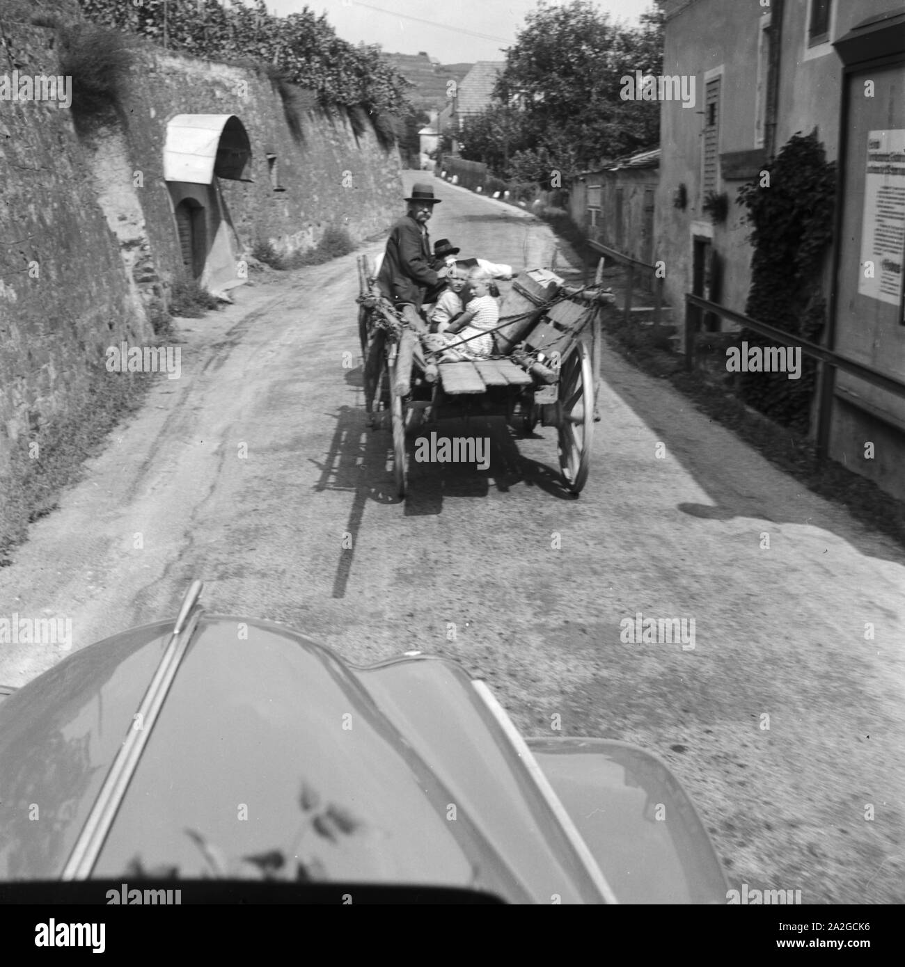 Ein Pferdefuhrwerk vor einem Opel Admiral, Deutschland 1930er Jahre. Un transport de chevaux en face d'un modèle Opel Admiral, Allemagne 1930. Banque D'Images