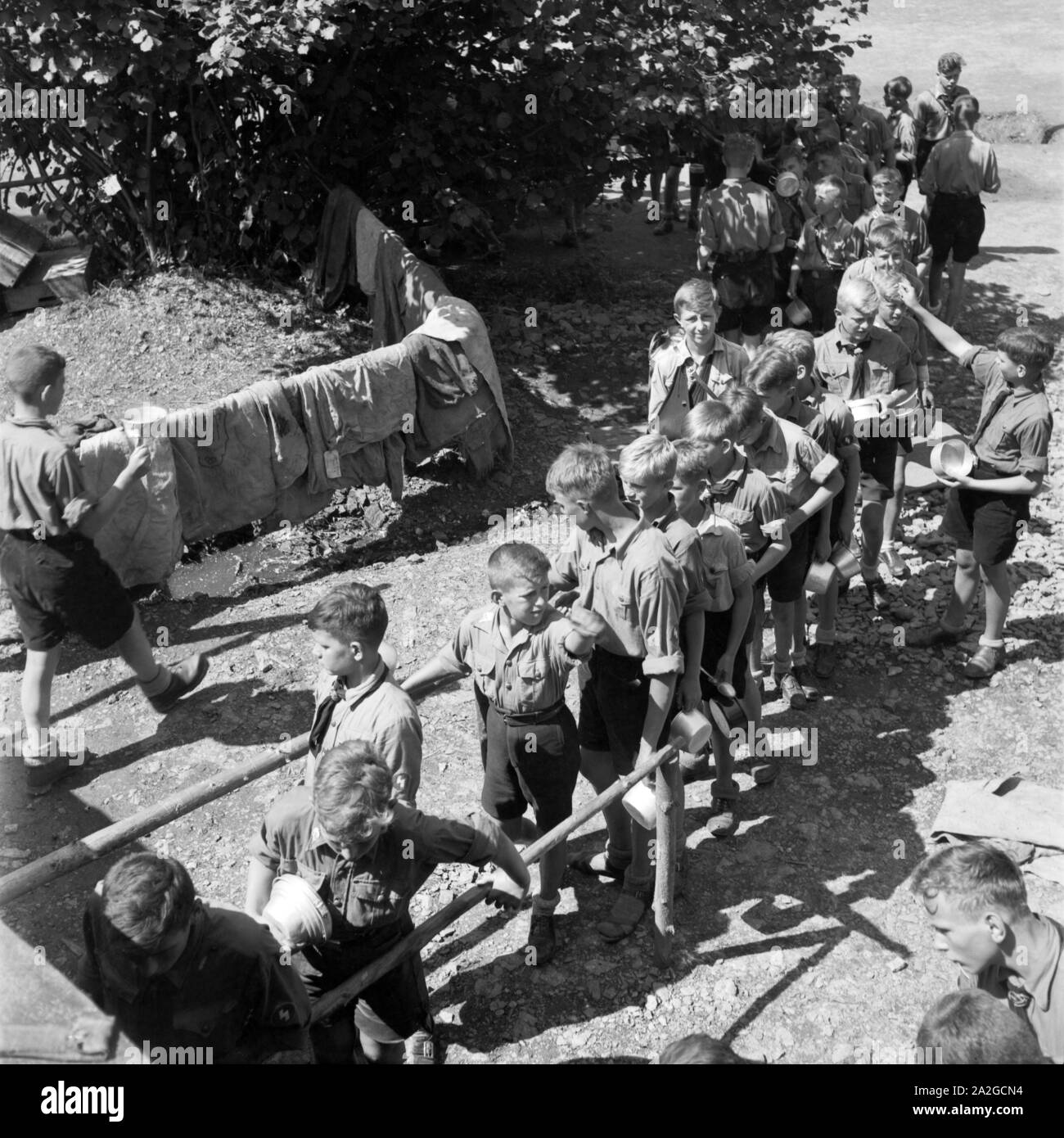 Hitlerjunge Essensausgabe bei der in der Nähe von Spitz dans Niederösterreich, Autriche 1930 er Jahre. La jeunesse hitlérienne en attente pour le déjeuner dans leur camp près de Spitz, Basse Autriche, Autriche 1930. Banque D'Images