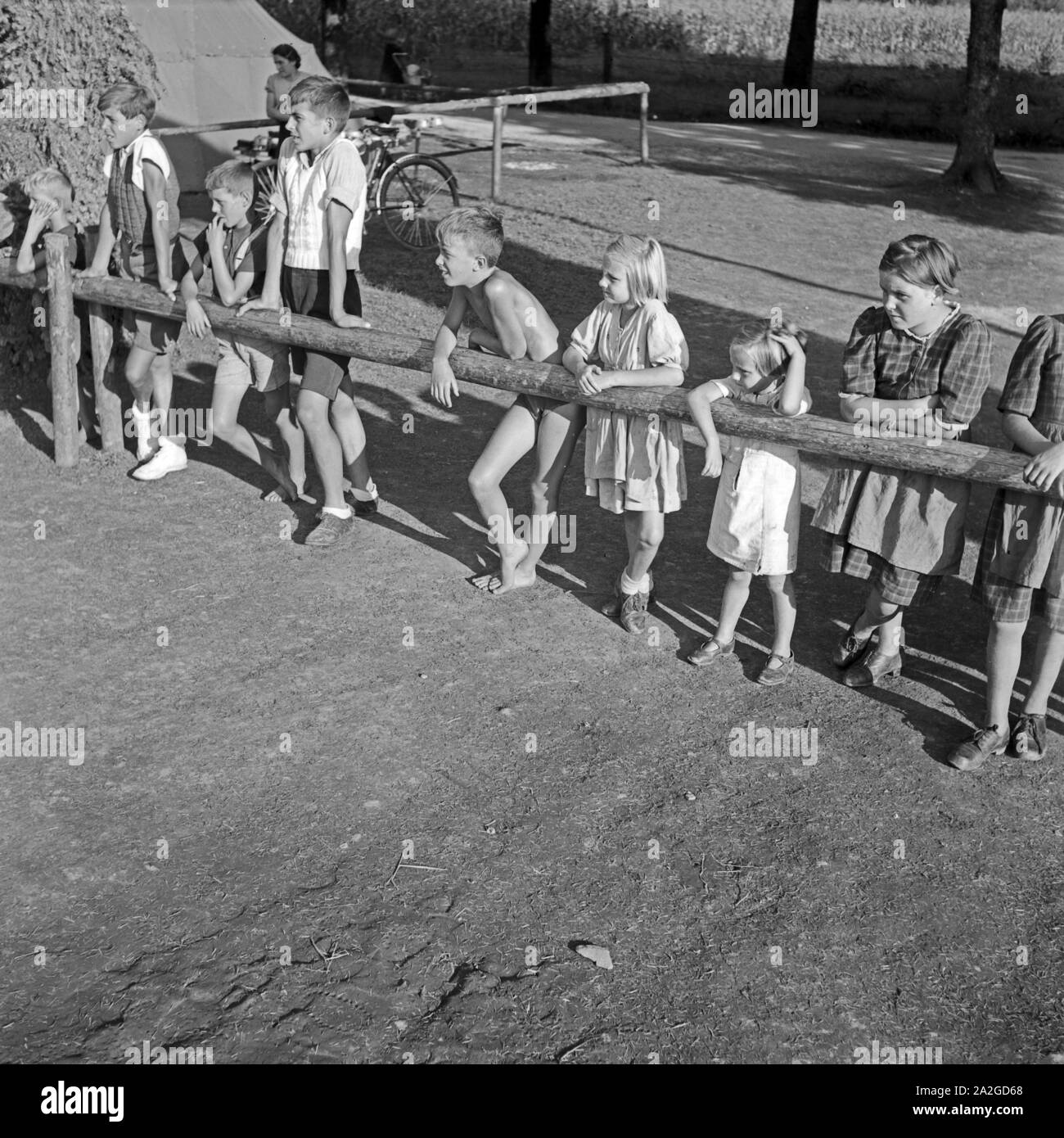 Schauen Zivilistenkinder Sportwettkampf Hitlerjungen bei den zu einem im Lager Hitlerjugend, Österreich 1930er Jahre. Ciivilian Les enfants regardant un Hitler youth sports la concurrence au camp, Autriche 1930. Banque D'Images