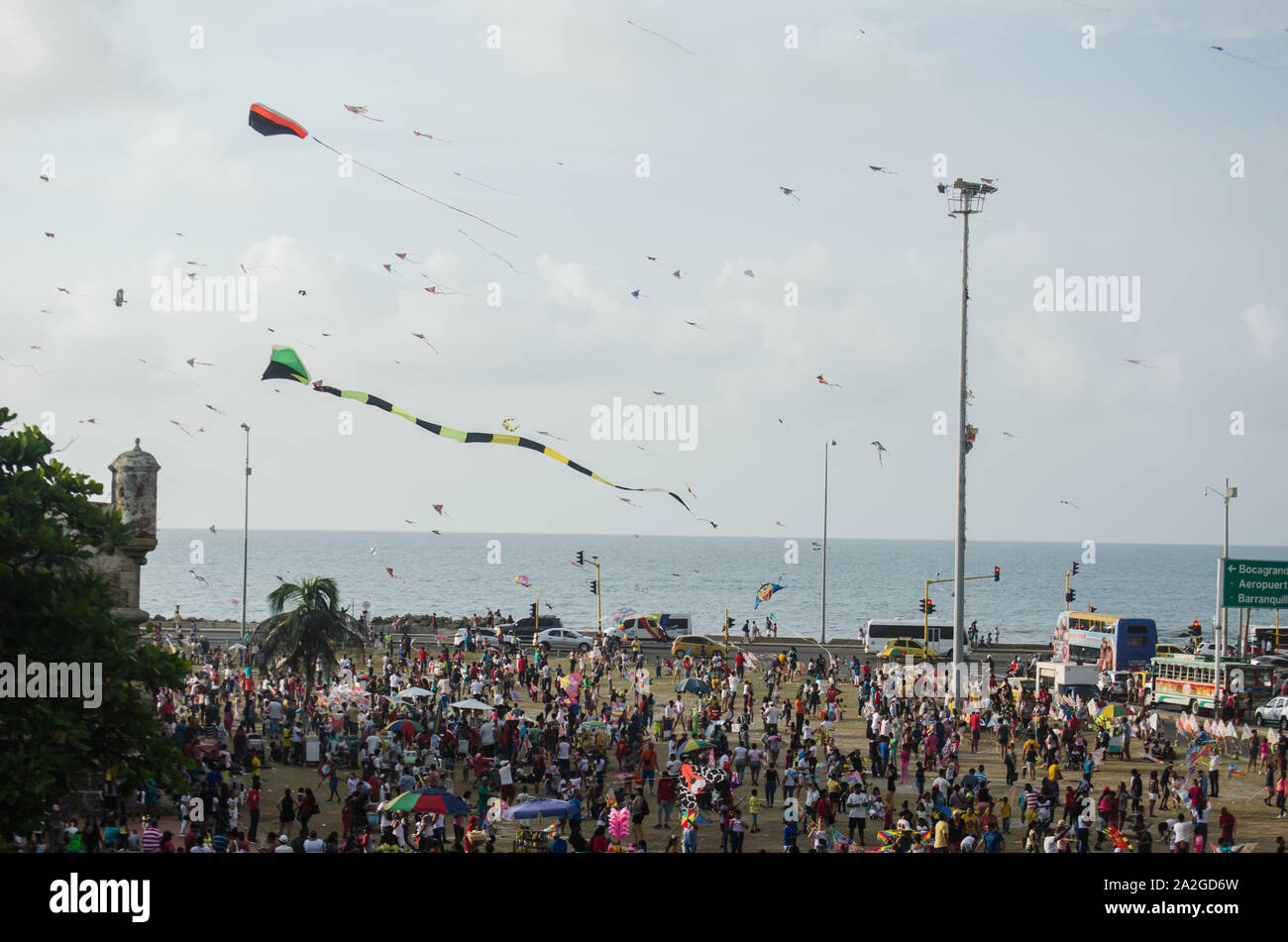 Les gens avec des cerfs-volants dans Cartagena de Indias Banque D'Images
