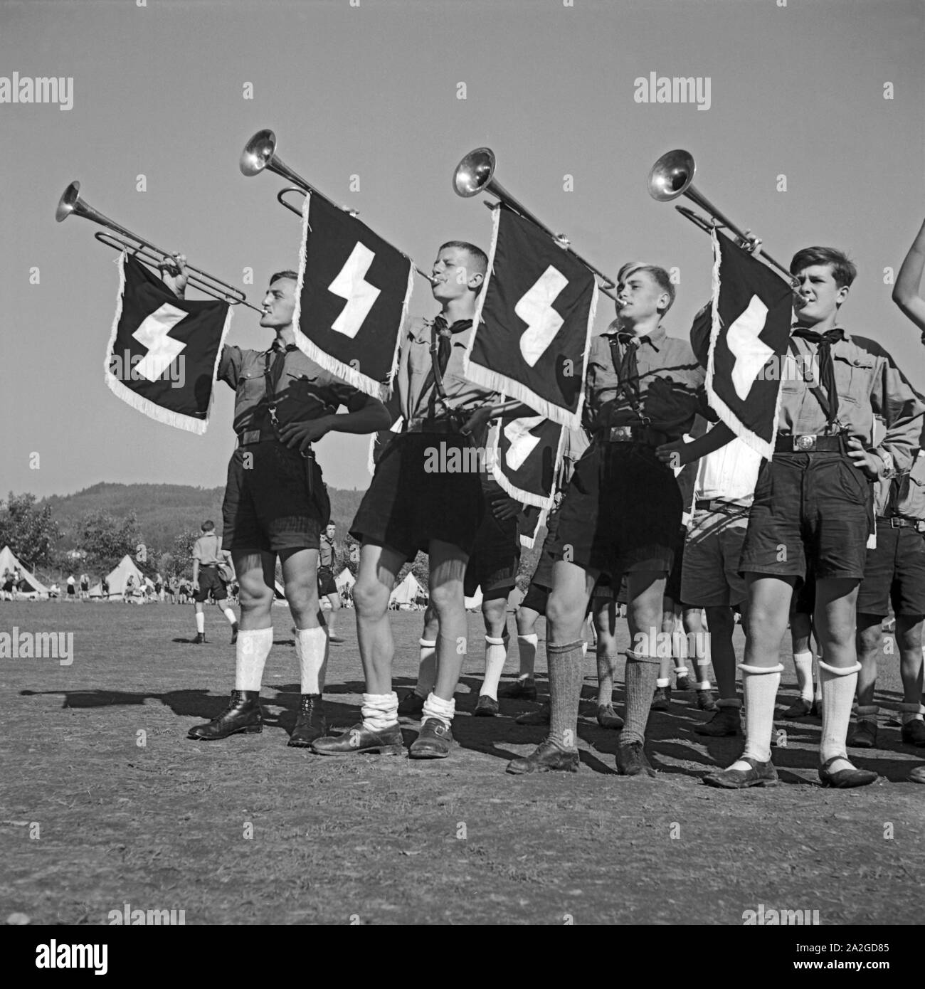 Vier Trompeter des Musikzuges Jungvolk Hitlerjugend blasen zum Antreten im Lager, Österreich 1930 er Jahre. Quatre garçons du Jungvolk clairon leur bloweing appel de clairon pour mobiliser à l'Hitler Youth Camp, Autriche 1930. Banque D'Images