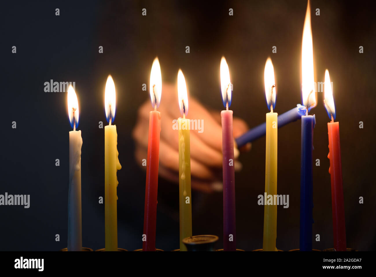 Hanouka Fête juive célébrée huit jours pour marquer les 8 jours huile  burned. Les gens célèbrent Hanoukka en allumant des bougies sur une  menorah, appelé aussi Hanukiyah. Chaque nuit, une bougie est