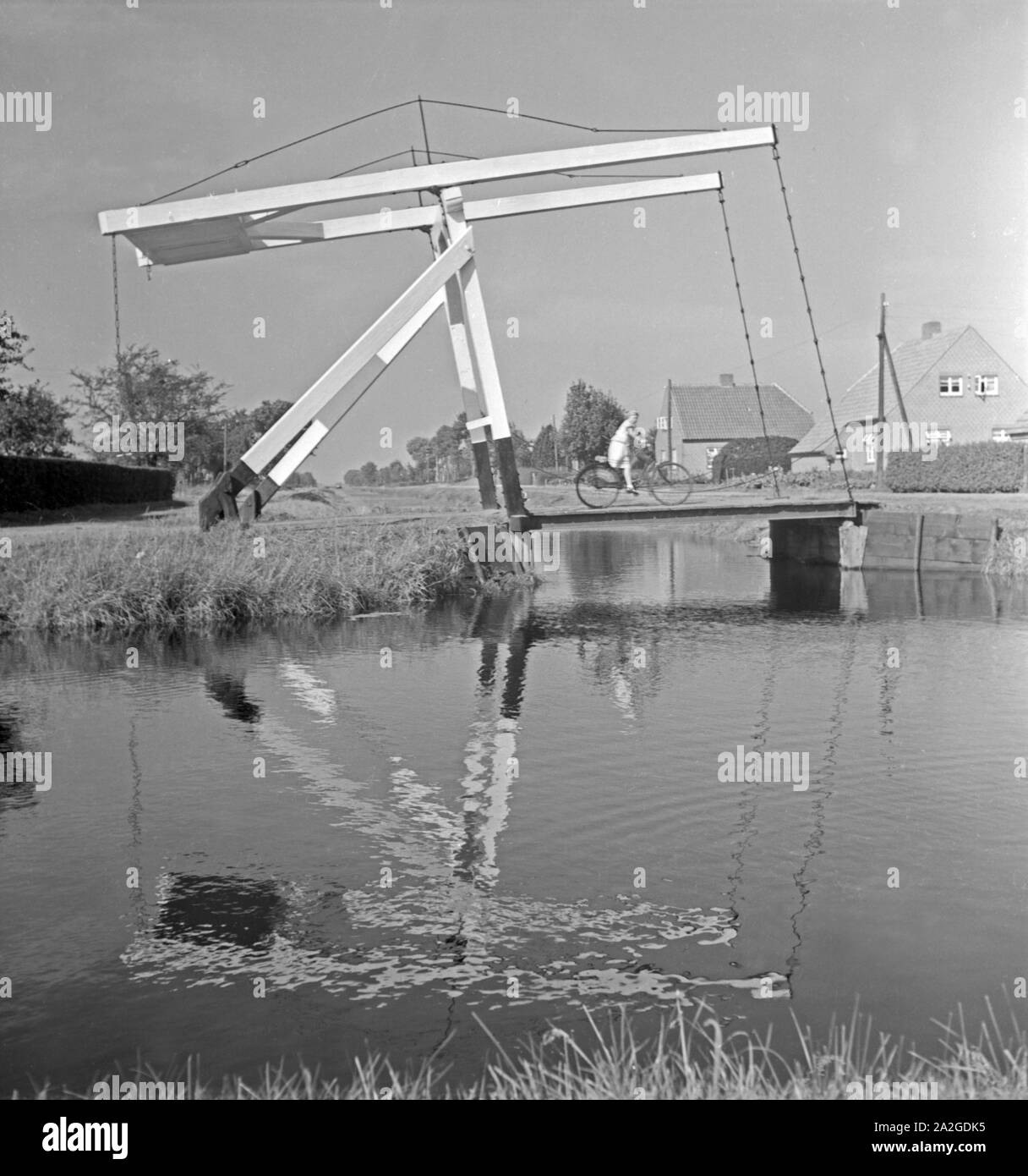 Dans Hebebrücke Moorlandschaft eine der von Ostfriesland, Deutschland 1930er Jahre. Un pont à la Frise orientale paysage, Allemagne 1930. Banque D'Images