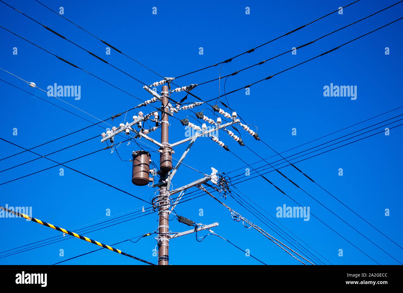 Les fils haute tension direction multi sur poteau électrique avec  transformateur contre ciel bleu Photo Stock - Alamy