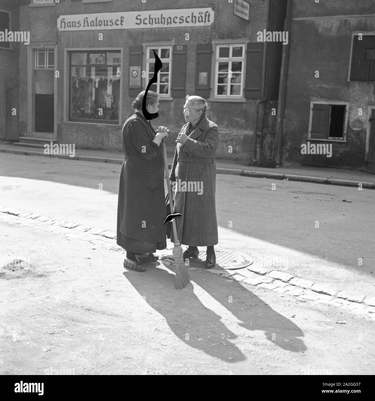 Zwei Frauen sind vertieft dans eine Unterhaltung, Deutschland 1930er Jahre. Deux femmes discutent dans la rue, Allemagne 1930. Banque D'Images