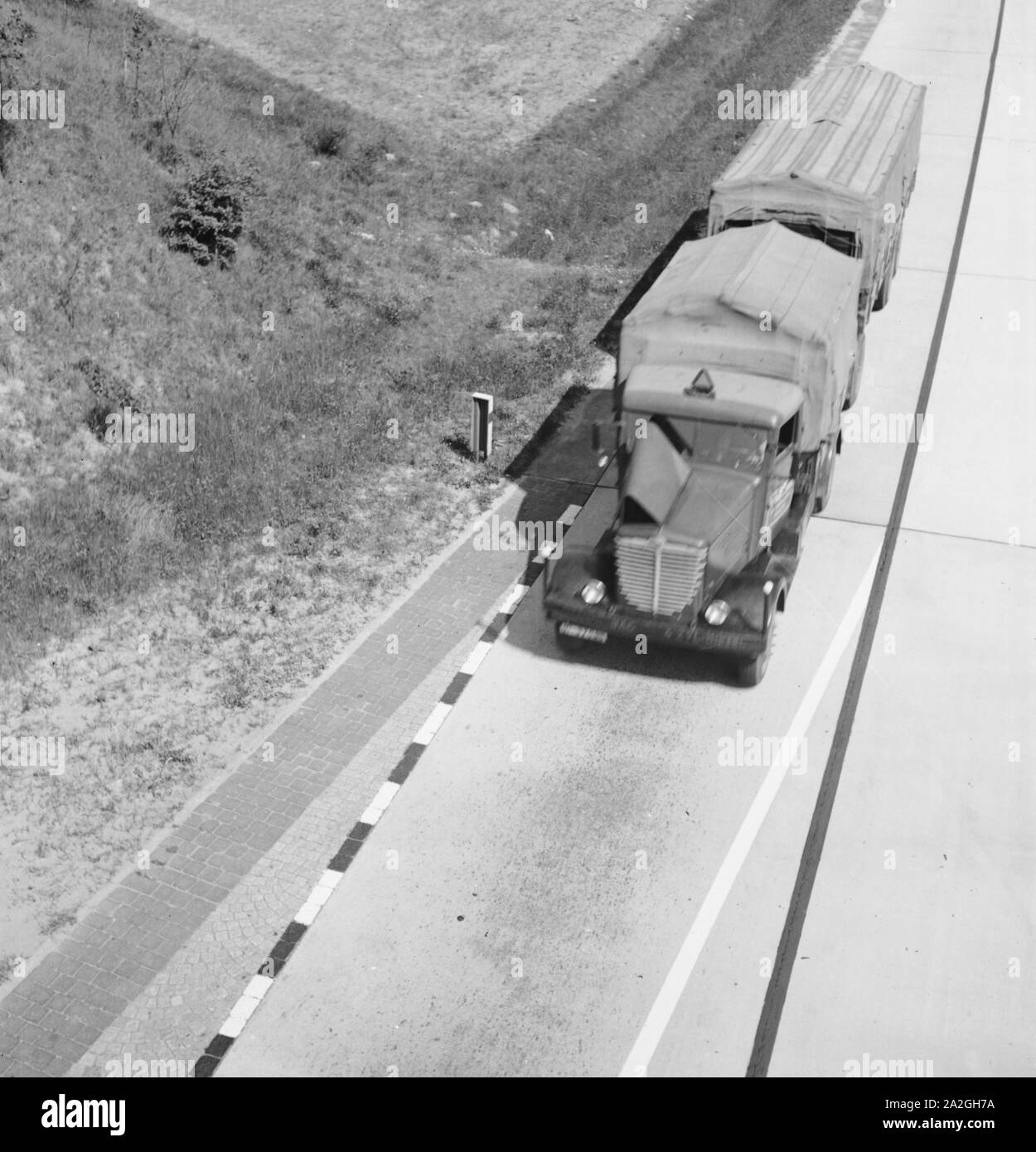 Auf der Reichsautobahn in der Nähe von Bremen, Allemagne Allemagne Années 1930 er Jahre. Reichsbautobahn à l'autoroute près de Brême, Allemagne 1930. Banque D'Images