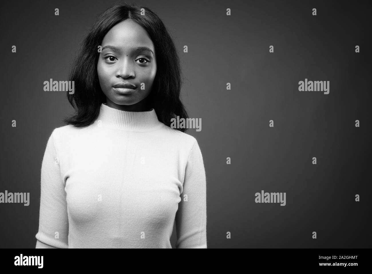 Belle jeune femme zoulou africain contre fond brun Banque D'Images