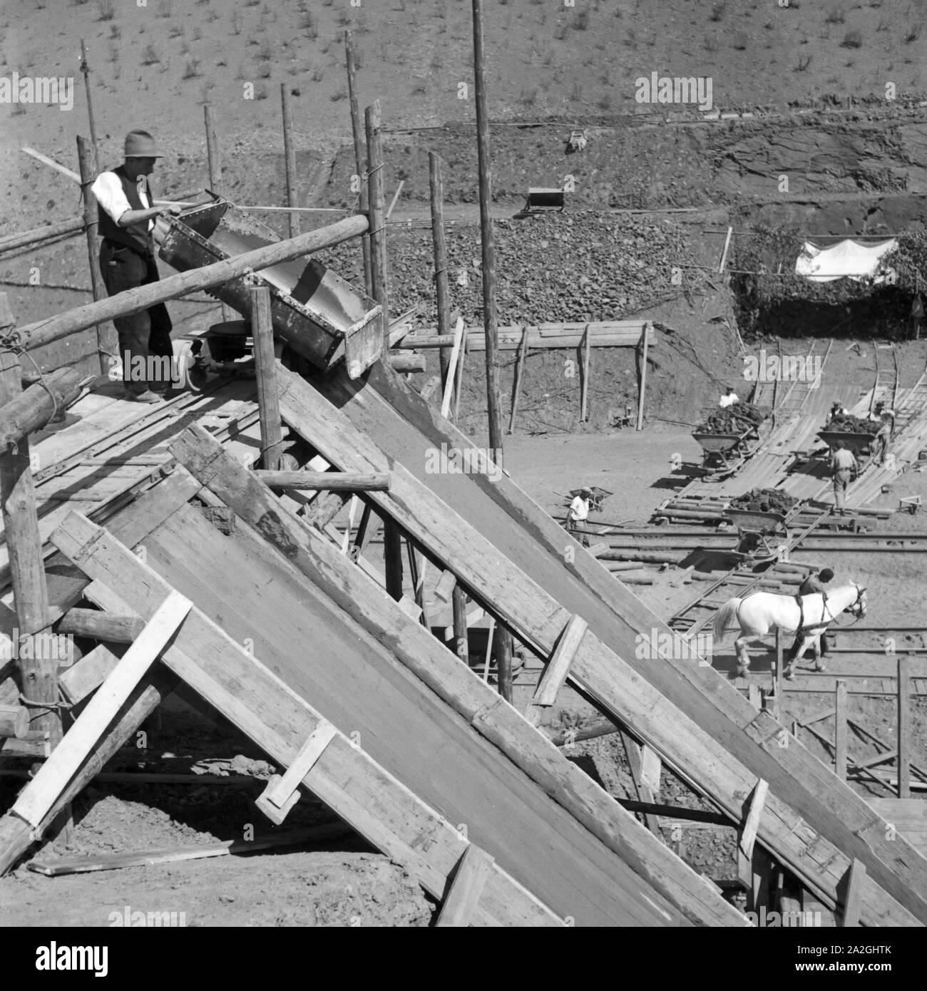 Bau der Reichautobahn bei Bückeburg, Deutschland 1930 er Jahre. Construction de l'autoroute près de Reichsautobahn Rinteln, Allemagne 1930. Banque D'Images