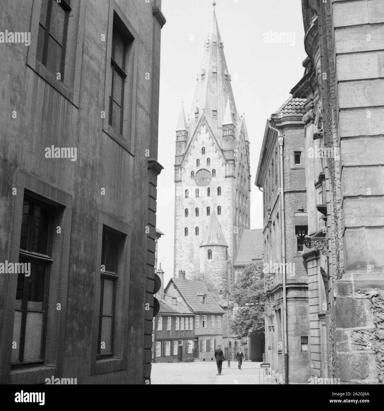 Blick durch die Gassen auf den Hohen Dom zu Köln, Deutschland 1930er Jahre. Voir à travers les ruelles de la ville de Paderborn cathédrale, Allemagne 1930. Banque D'Images