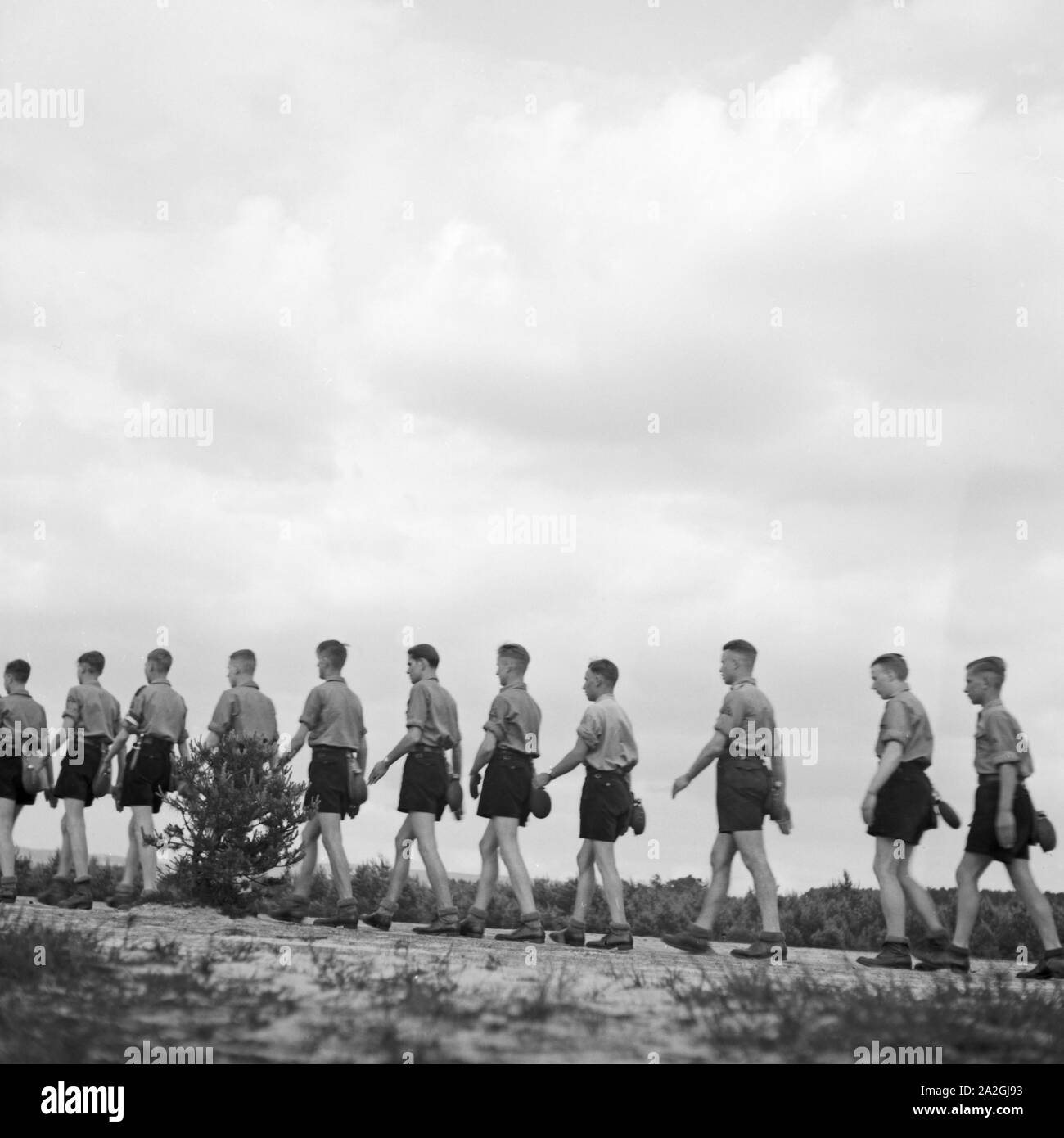 Hitlejugend marschiert in einer Reihe dans Westfalen, Deutschland 1930er Jahre. Jeunes Hitler marcher une ligne dans Westfalia, Allemagne 1930. Banque D'Images