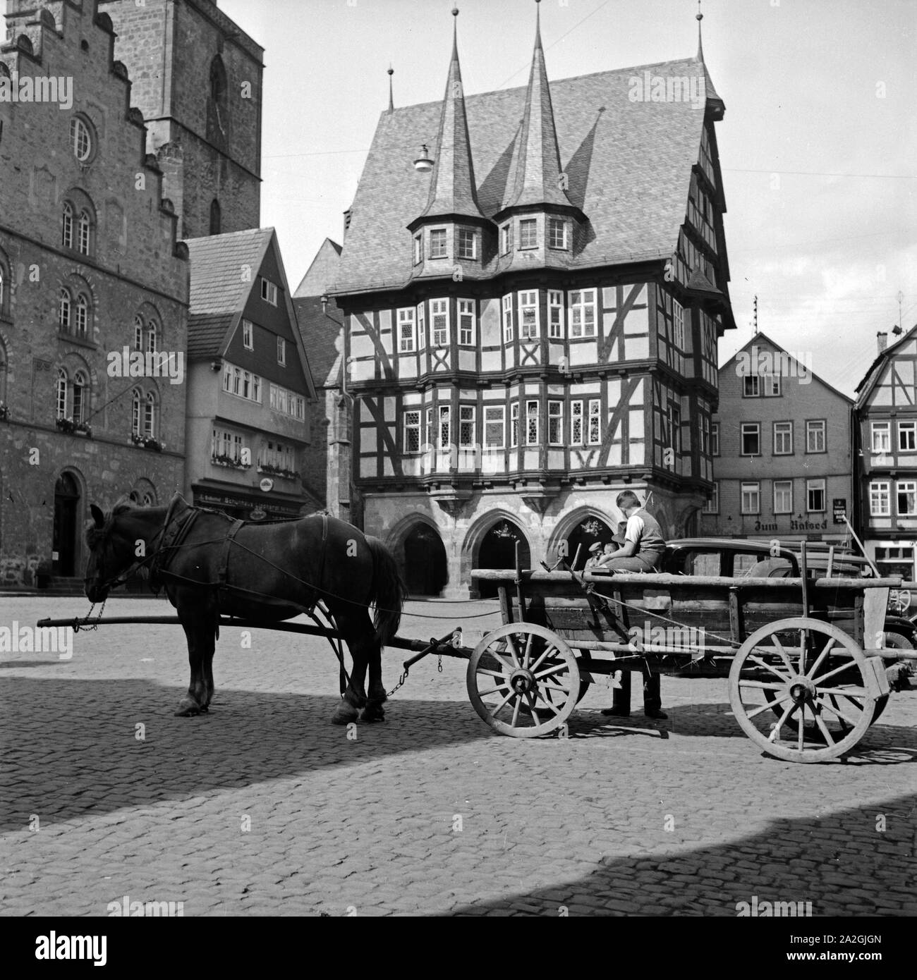 Der la Hauptmarkt mit dem Rathaus in der Innenstadt von Alsfeld en Hesse, Deutschland 1930 er Jahre. Marché principal et l'hôtel de ville d'Alsfeld en Hesse, Allemagne 1930. Banque D'Images