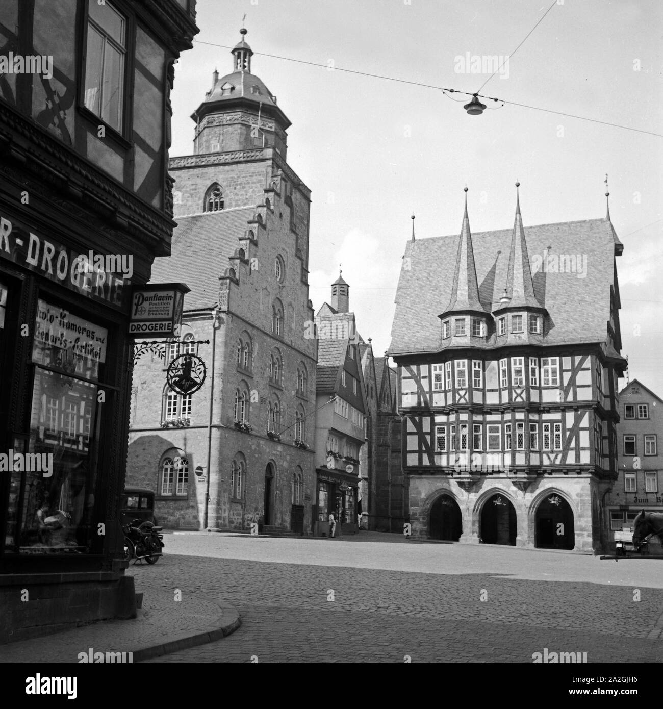 Das Rathaus auf dem im Rasen in der Innenstadt von Alsfeld en Hesse, Deutschland 1930 er Jahre. L'hôtel de ville et place du marché au centre-ville d'Alsfeld en Hesse, Allemagne 1930. Banque D'Images
