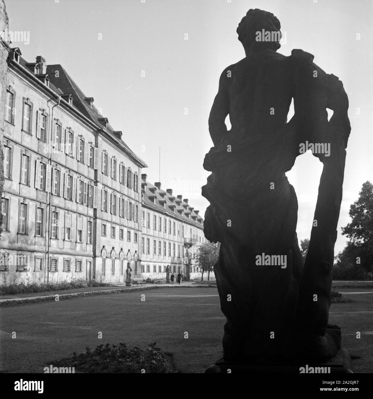 Blick von einer Statue im Park auf das Schloss à Fulda, Deutschland 1930 er Jahre. Vue depuis une sculpture à Fulda, Allemagne château 1930. Banque D'Images Blick von einer Statue im Park auf das Schloss à Fulda, Deutschland 1930 er Jahre. Vue depuis une sculpture à Fulda, Allemagne château 1930. Banque D'Images