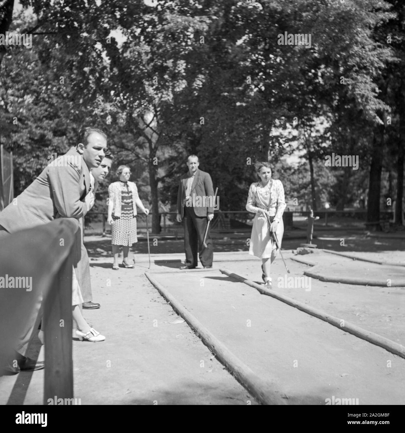 Eine junge Frau beim Minigolf im Schwarzwald, Deutschland 1930 er Jahr. Une jeune femme jouant du mini-golf à la région de la Forêt-Noire, Allemagne 1930. Banque D'Images