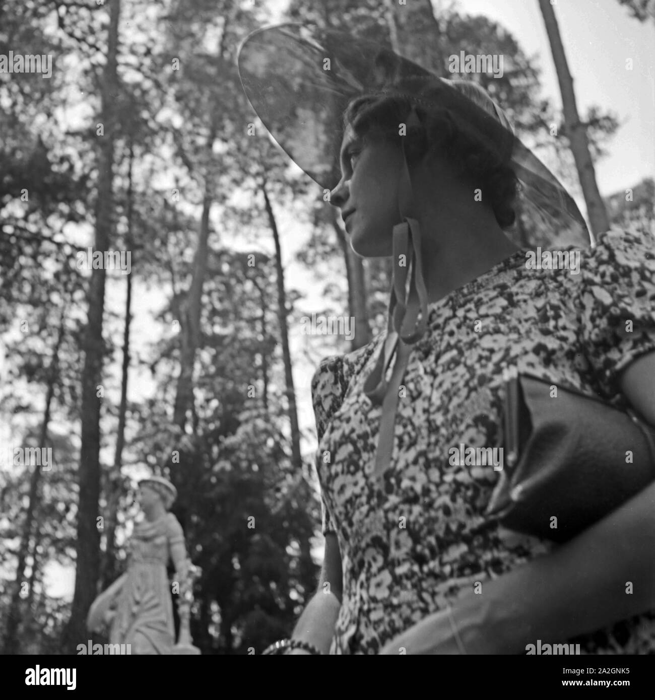 Eine junge Frau geht im Sommer im Wald spazieren 1930er Jahre, Deutschland. Une jeune femme de prendre une marche dans une forêt en été, l'Allemagne des années 1930. Banque D'Images