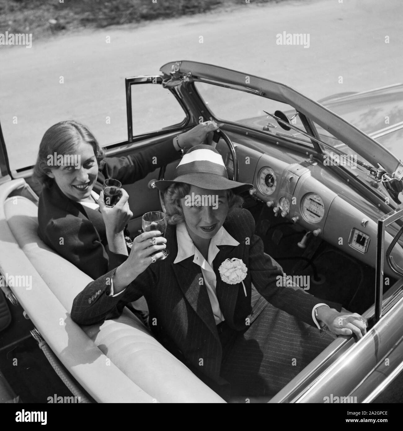 Mit dem Opel Olympia unterwegs in der Wachau in Österreich, Deutschland 1930 er Jahre. Sur la route avec un modèle Opel Olympia à la zone de Wachau en Autriche, l'Allemagne des années 1930. Banque D'Images