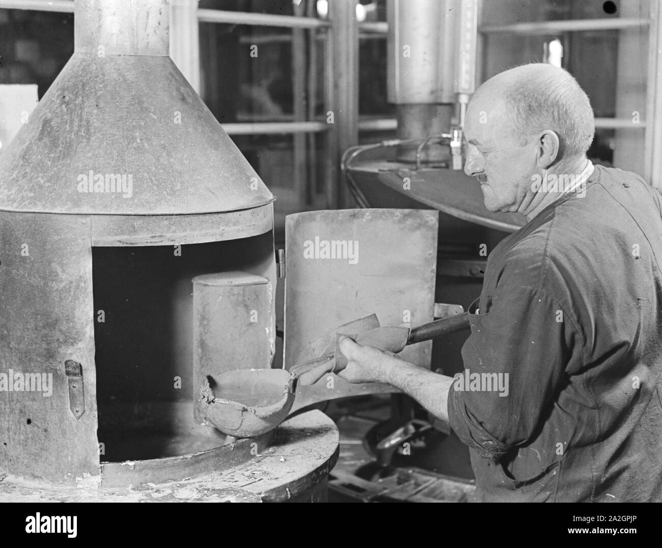 Gießen der für die Lettern Setzerei in einer Druckerei, Deutschland 1930 er Jahre. La production des lettres pour le typographe dans une imprimerie, Allemagne 1930. Banque D'Images