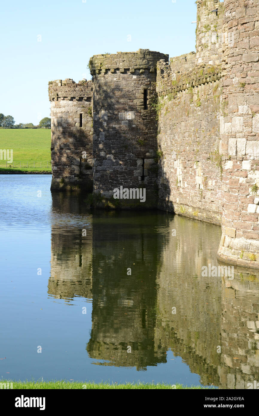 Les murs de la tour au château de Beaumaris sur Anglesey, au nord du Pays de Galles. La ville balnéaire de Beaumaris est une attraction touristique populaire sur Anglesey Banque D'Images