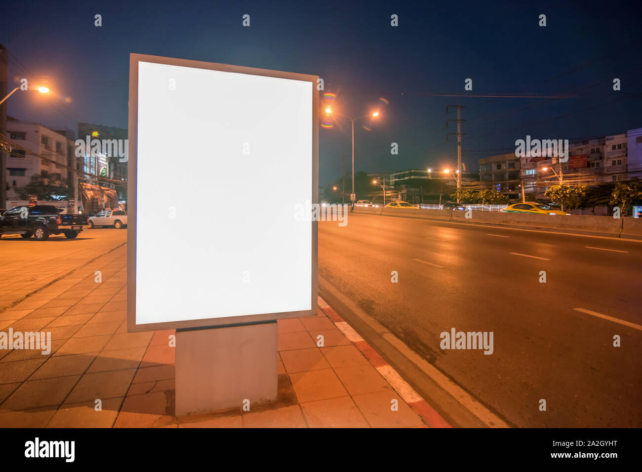 Blank Billboard on City Street at Night Banque D'Images
