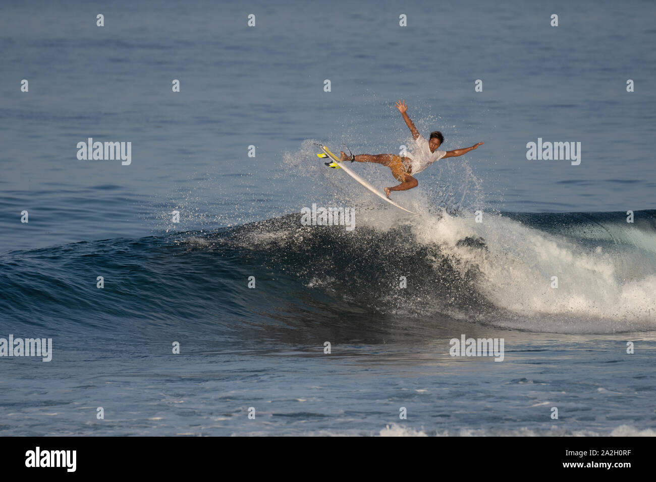 Un internaute devient airborn avec sa planche de surf au fameux nuage 9 spot de surf,Siargao,philippins, Banque D'Images