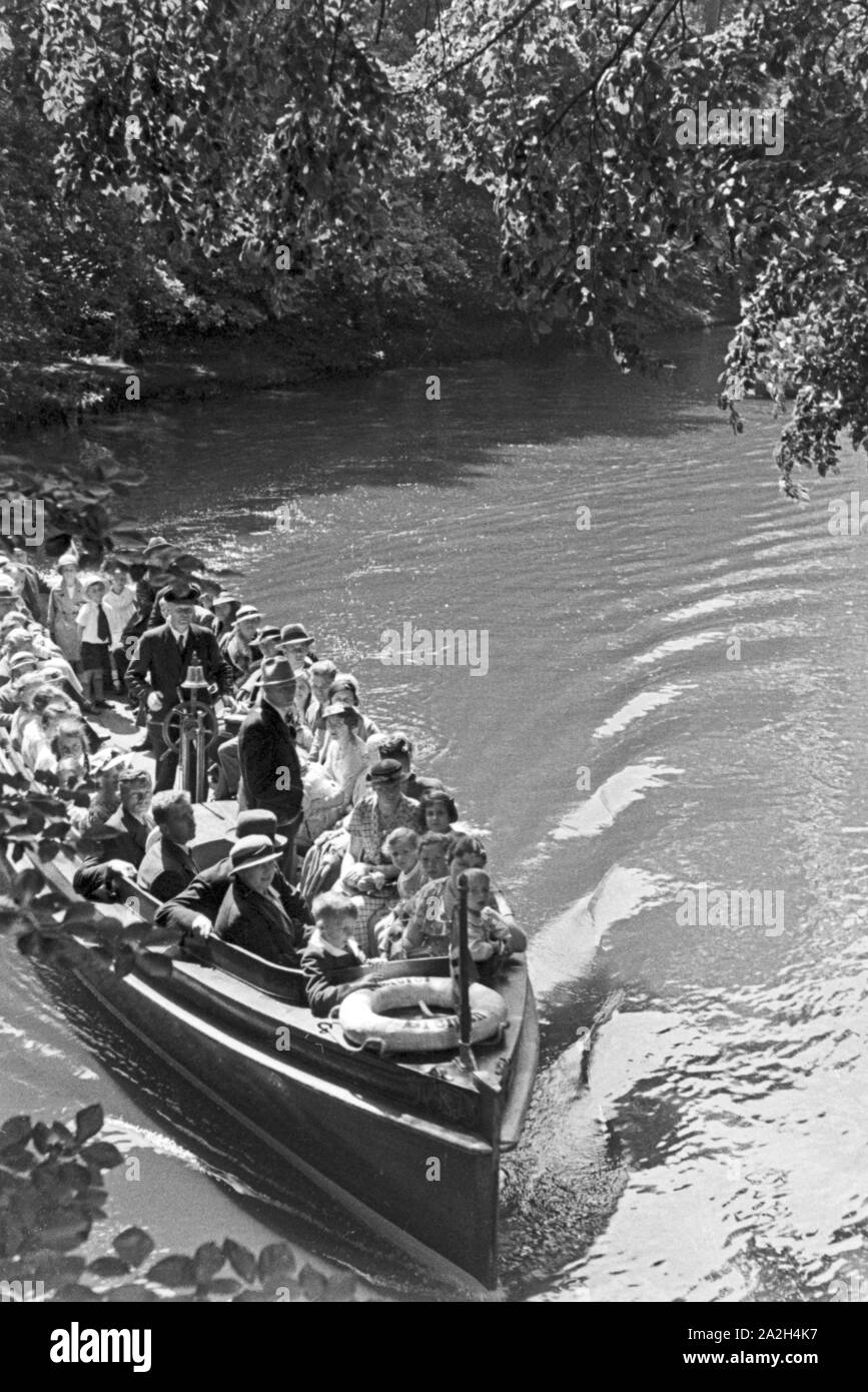Ausflugsdampfer auf der Weser à Brême, Deutschland 1930 er Jahre. Fun boat on river Weser à Brême, Allemagne 1930. Banque D'Images