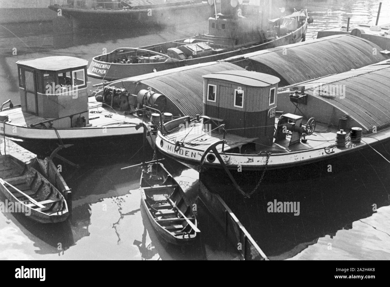 Kähne auf der Weser à Brême, Deutschland 1930 er Jahre. Sur les bateaux de rivière Weser à Brême, Allemagne 1930. Banque D'Images