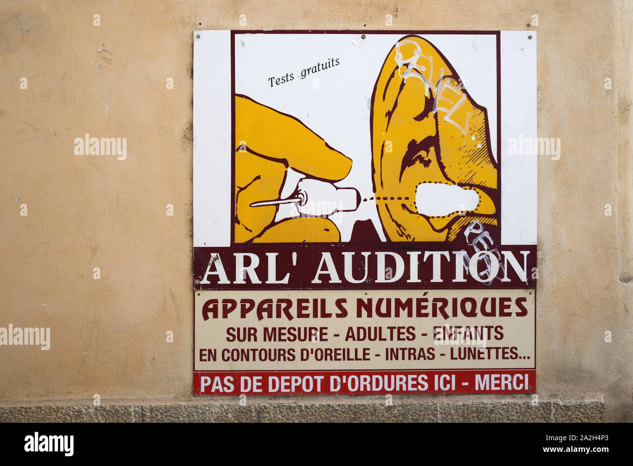 Peinture murale stylisée de l'aide auditive, publicité, annonce ou publicité Arles Provence France Banque D'Images