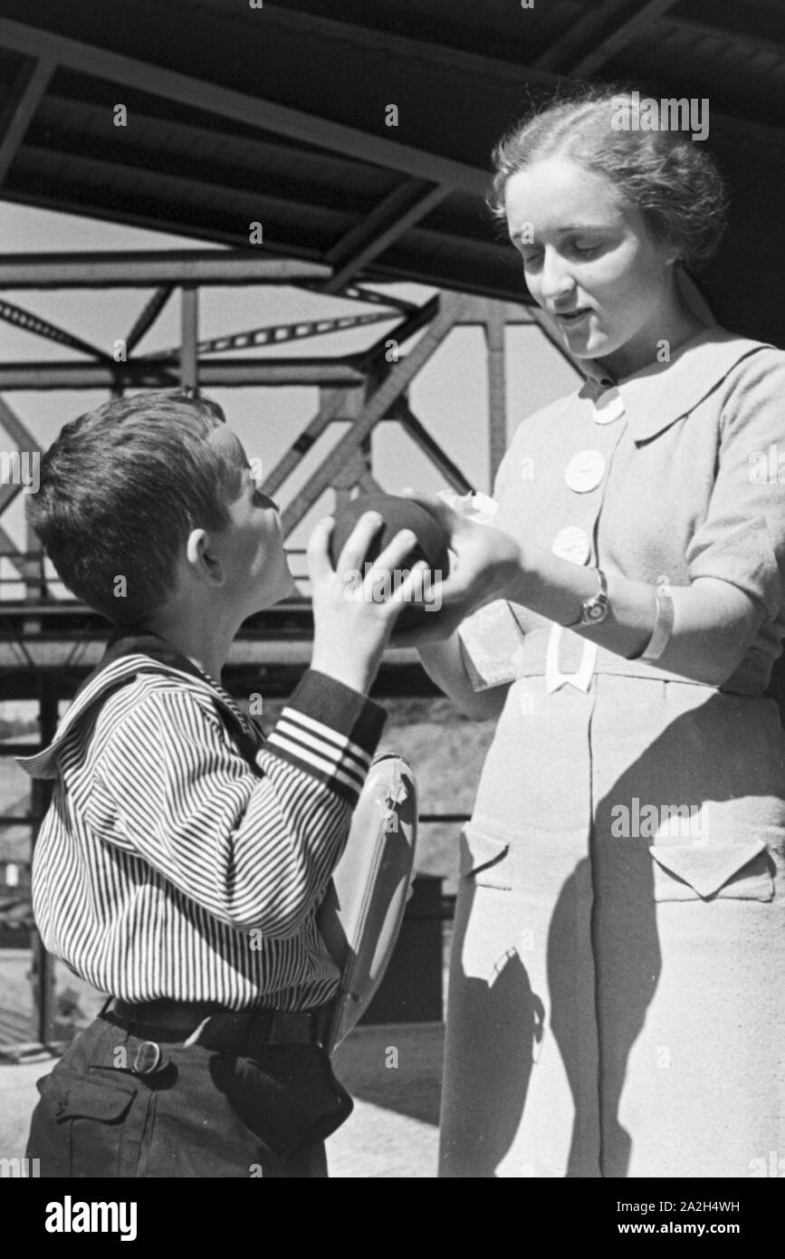 Mutter und Sohn suis Bahnsteig, Deutschland 1930 er Jahre. Mère et fils à la plate-forme, Allemagne 1930. Banque D'Images