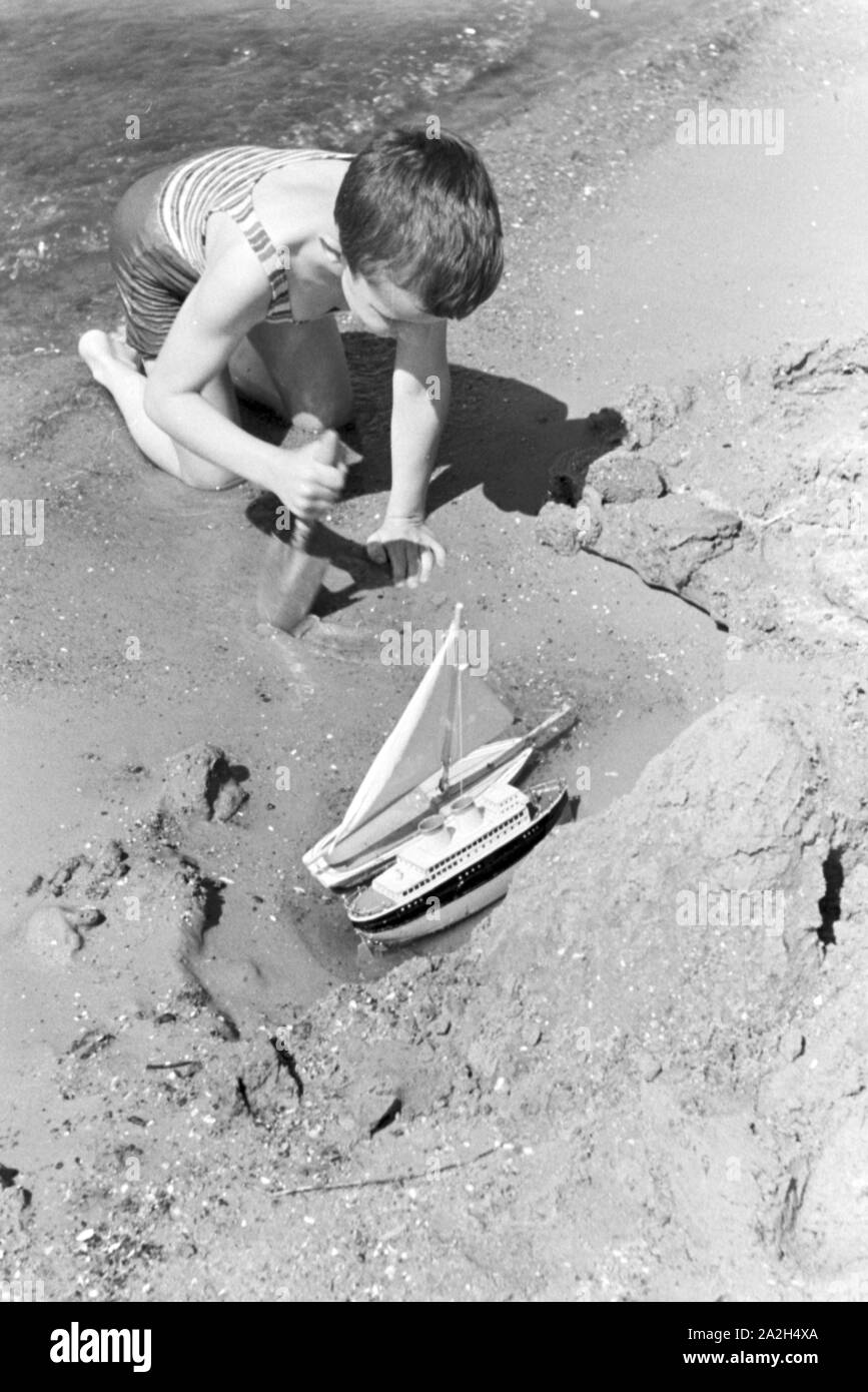 Kleiner Junge im Strandbad Wannsee à Berlin, Deutschland 1930er Jahre. Petit garçon au lac Wannsee lido de Berlin, Allemagne 1930. Banque D'Images