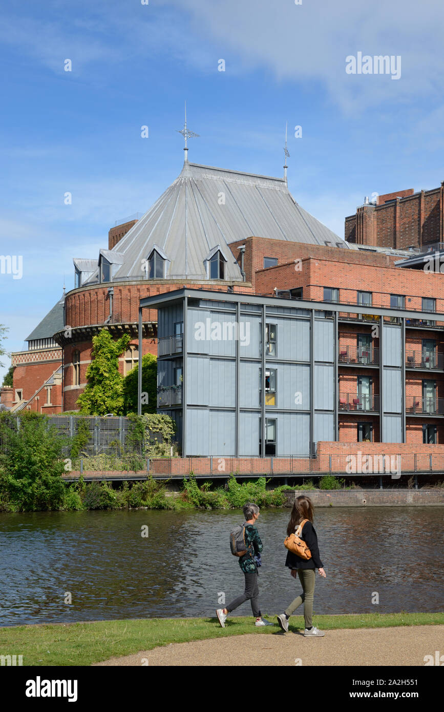 Deux femmes touristes à pied le long de la rivière en face du Royal Shakespeare Theatre sur les rives de la rivière Avon Stratford-upon-Avon Banque D'Images