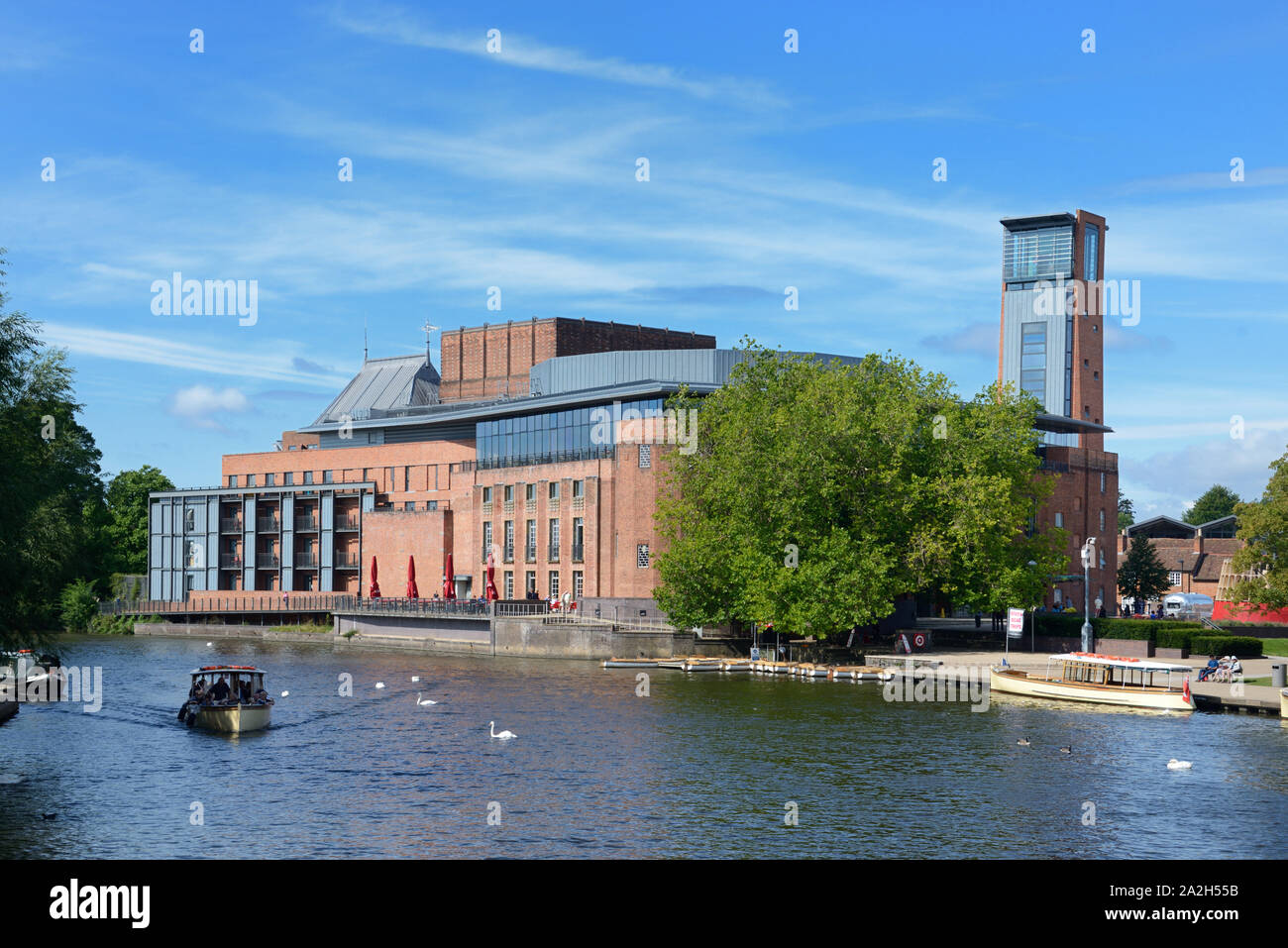 Croisière en bateau le long de la rivière Avon et le Royal Shakespeare Theatre de Stratford-upon-Avon England UK Banque D'Images