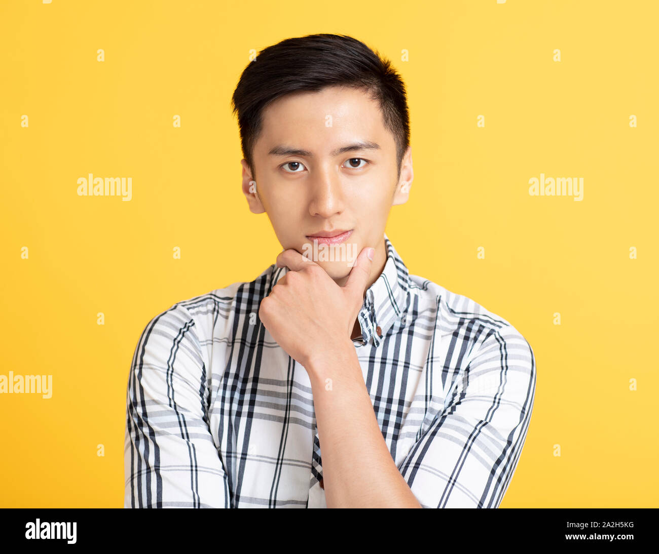 Portrait of a handsome young man smiling Banque D'Images