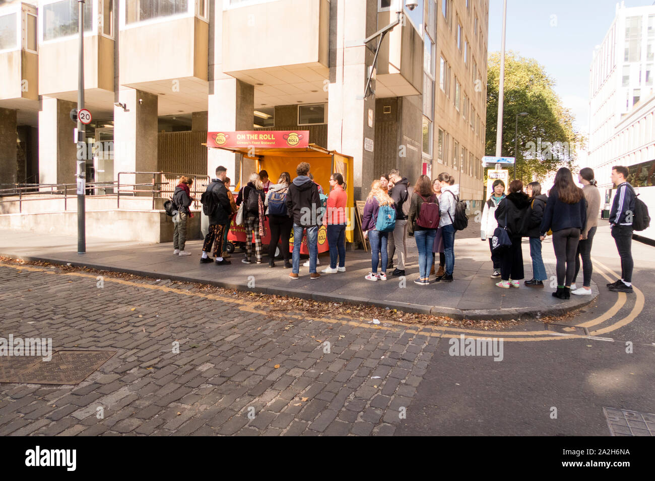 Les étudiants en attente pour un rouleau de saucisse près de l'université d'Édimbourg, à l'heure du déjeuner Banque D'Images