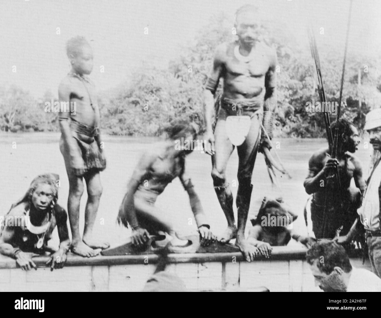 Jardin Anglais - 1877 Photographie um die englische Expedition "victoire" von F.F. Bevan nach Neu-Guinea - Treffen mit den Eingeborenen Jumuans Banque D'Images
