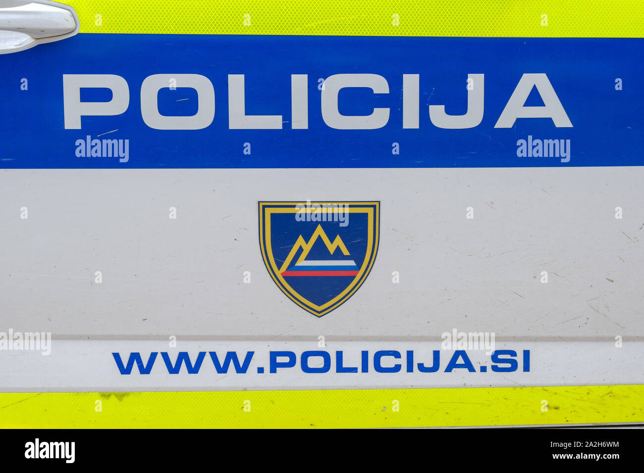 Maribor, Slovénie - 14 Sept 2019 : Police signer avec un numéro d'urgence sur le côté de la voiture de patrouille de police, Slovénie Banque D'Images