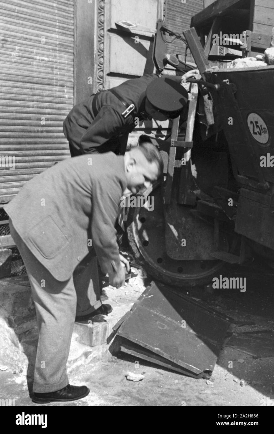 Ein Polizist bei einem Verkehrsunfall, Deutschland 1930 er Jahre. Un policier à un accident de la circulation, l'Allemagne des années 1930. Banque D'Images