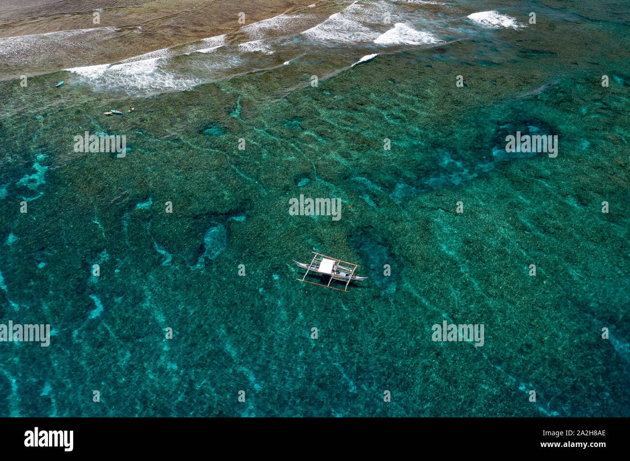 Vue aérienne de la zone Surf Brebreak connue sous le nom de Bumee Near Vers la zone de surf Cloud 9, Siargao, Philippines Banque D'Images