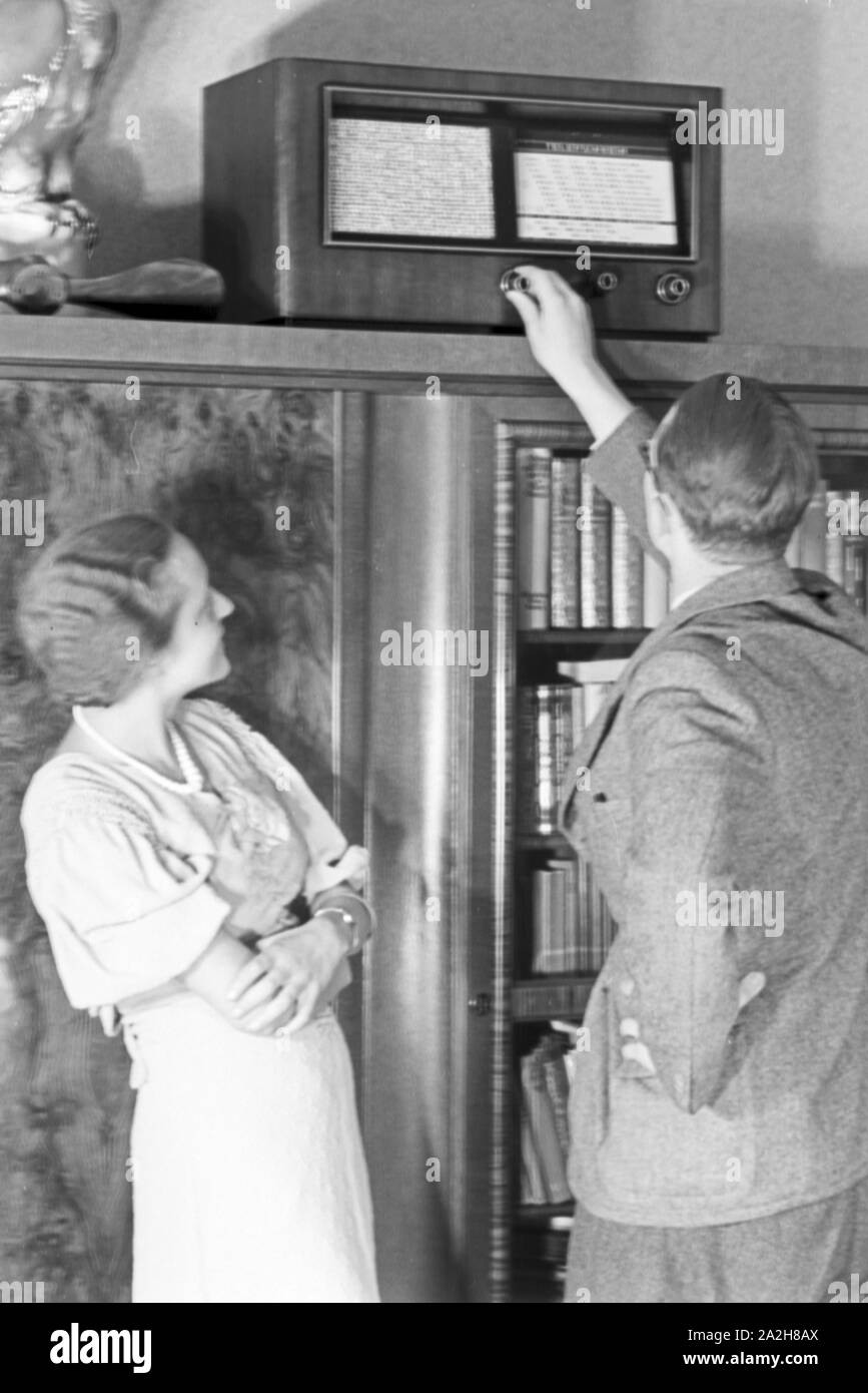 Eine Familie hört, Deutschland Radio er Jahre 1930. Une famille d'écouter la radio, de l'Allemagne des années 1930. Banque D'Images