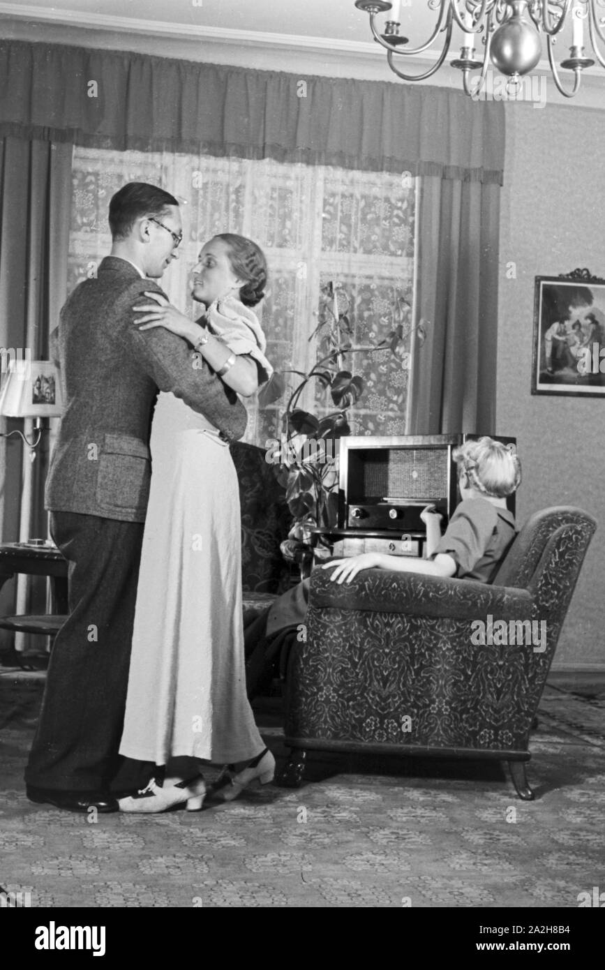 Radio sorgt für das Tanzmusik, Deutschland 1930 er Jahre. radio apporte de la musique pour danser, Allemagne 1930. Banque D'Images