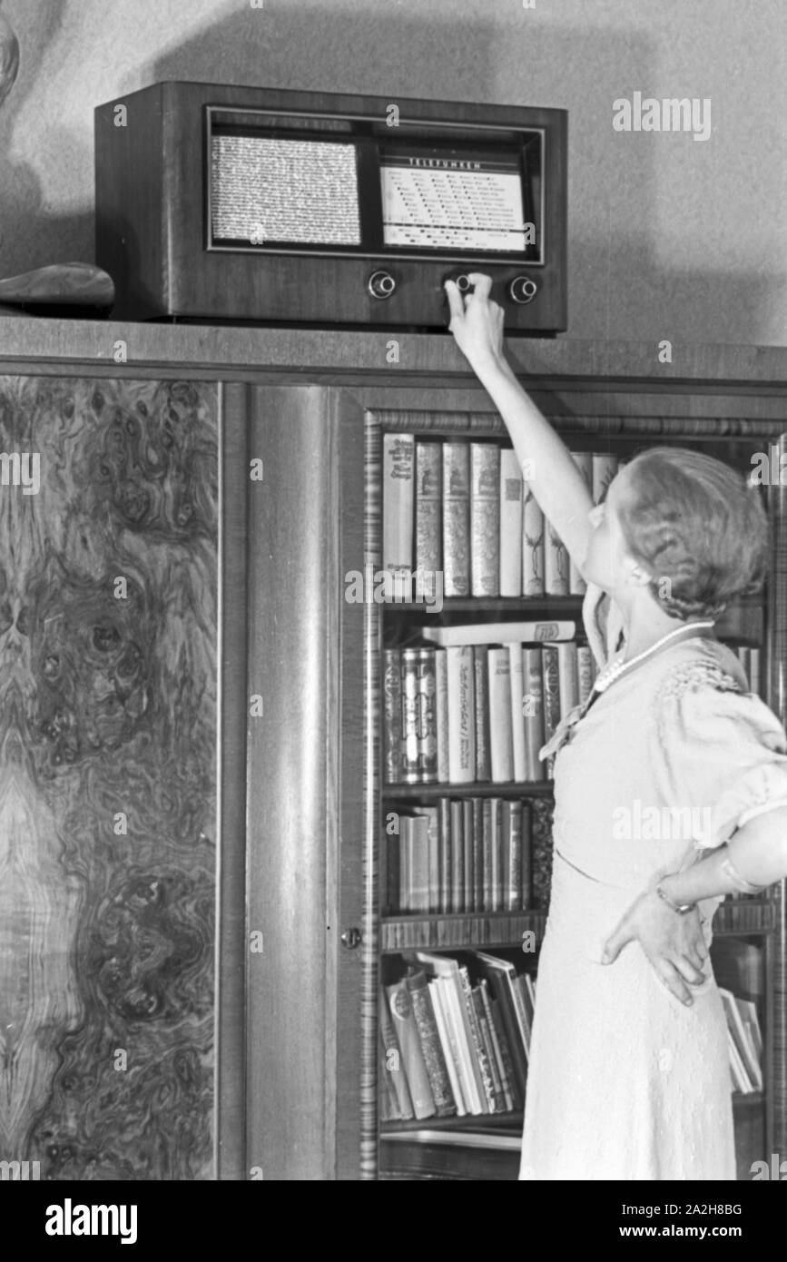 Eine Frau hört, Deutschland Radio er Jahre 1930. Une femme de l'écoute de la radio, de l'Allemagne des années 1930. Banque D'Images