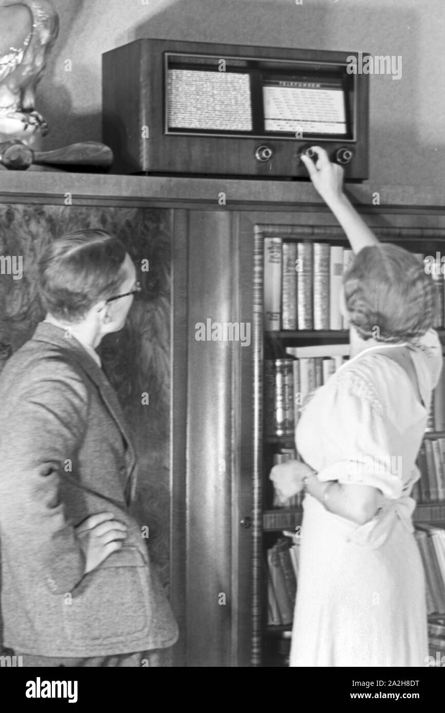 Eine Familie hört, Deutschland Radio er Jahre 1930. Une famille d'écouter la radio, de l'Allemagne des années 1930. Banque D'Images