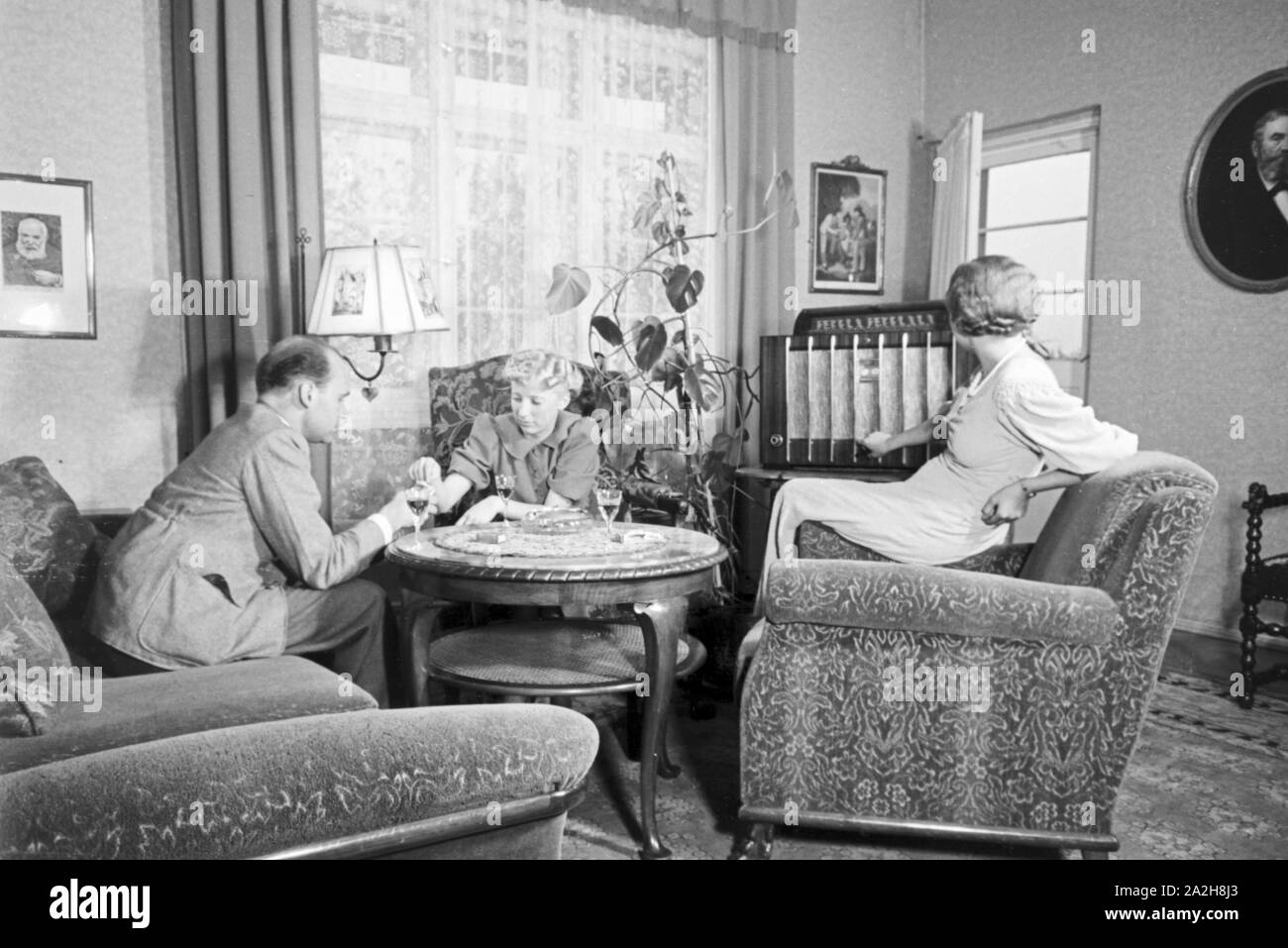 Radio sorgt für das Unterhaltungsmusik, Deutschland 1930 er Jahre. La musique apporte à la radio pour le divertissement, l'Allemagne des années 1930. Banque D'Images