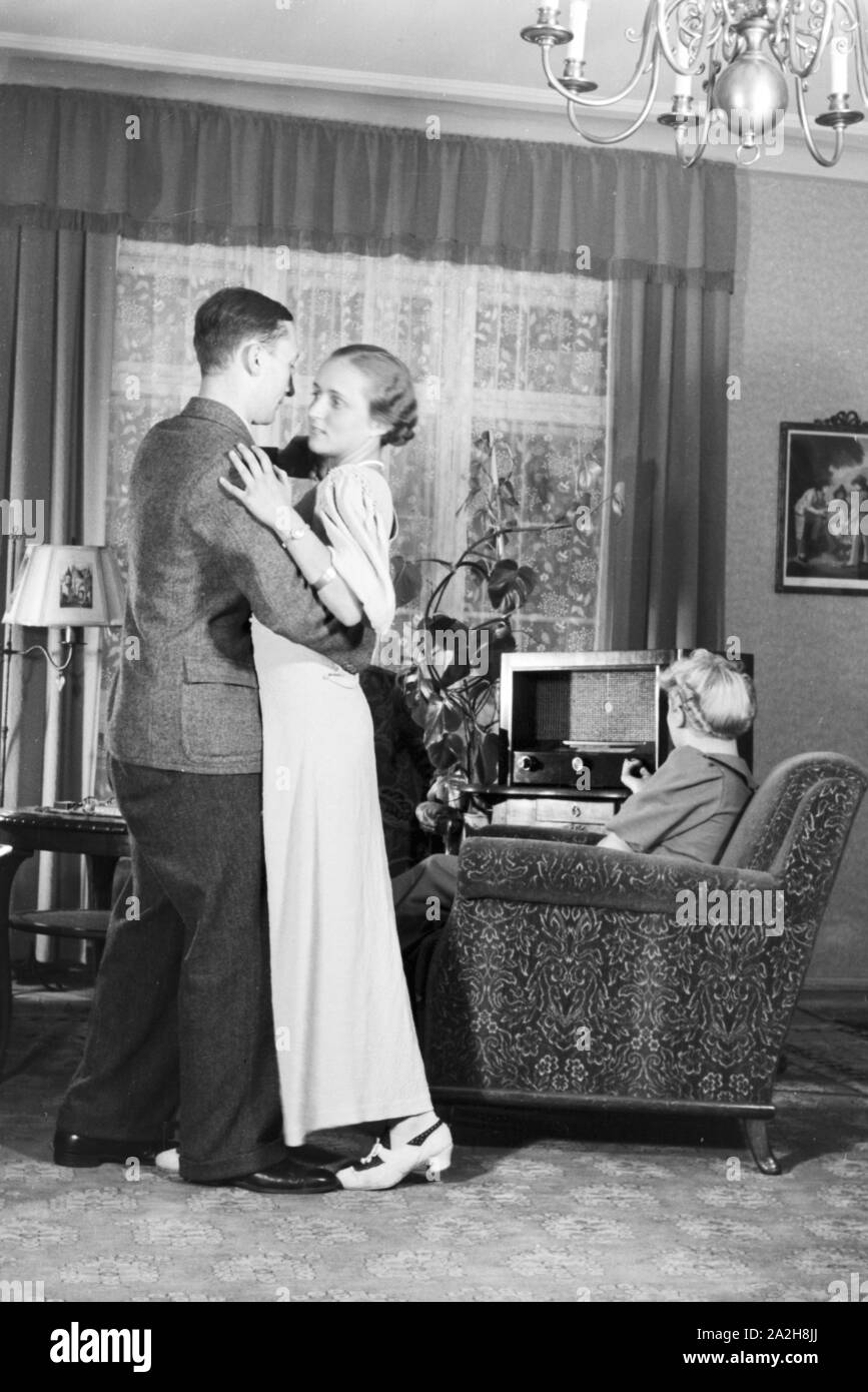 Radio sorgt für das Tanzmusik, Deutschland 1930 er Jahre. radio apporte de la musique pour danser, Allemagne 1930. Banque D'Images
